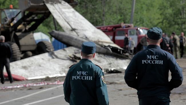 Сотрудники МЧС России на разборе обломков самолета Ту-134 авиакомпании РусЭйр