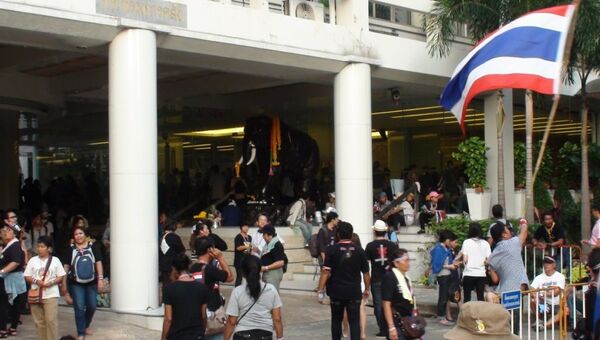 Демонстранты во внутреннем дворе Министерства финансов Таиланда в Бангкоке, фото с места события