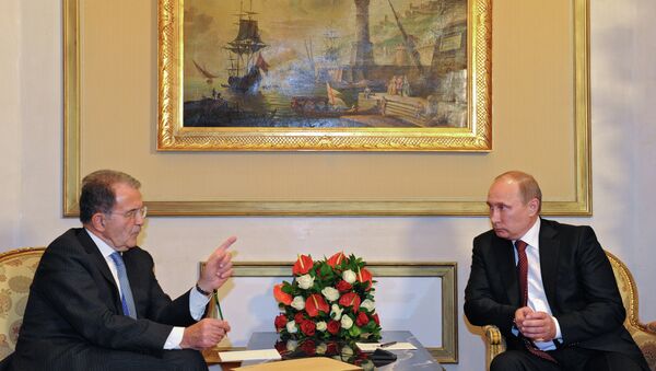 Президент России Владимир Путин (справа) во время встречи с экс-премьером, спецпосланником генсекретаря ООН Романо Проди. Фото с места событий