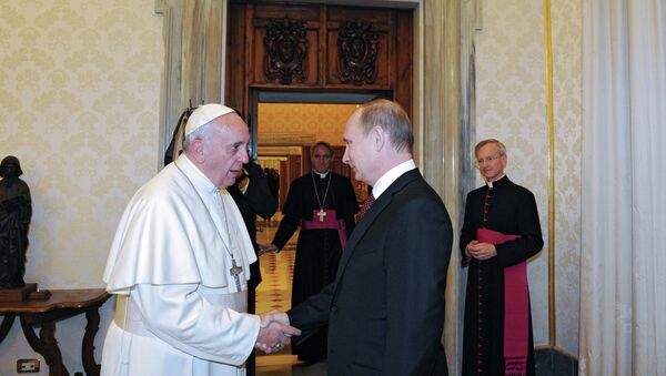 25 ноября 2013. Президент России Владимир Путин (справа) во время встречи с Папой Римским Франциском в Апостольском дворце Ватикана. Архивное фото