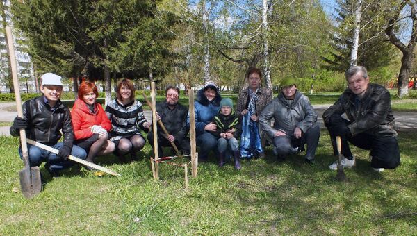 Участники проекта 100 друзей после посадки кедров возле ДК Сибтекстильмаш в Новосибирске, архивное фото