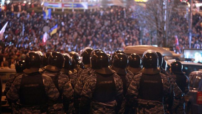 Сотрудники спецподразделения Беркут во время митинга сторонников евроинтеграции Украины на Европейской площади в Киеве. Фото с места события