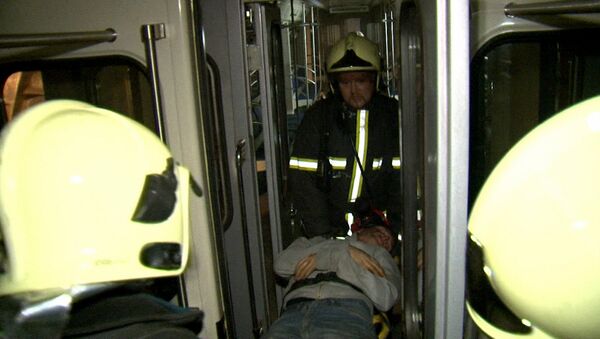 Спасатели эвакуировали людей из задымленных вагонов после взрыва в метро