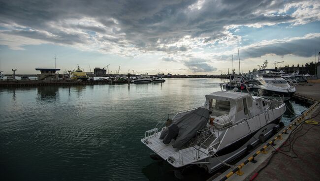 Вид морского порта в Сочи. Архивное фото