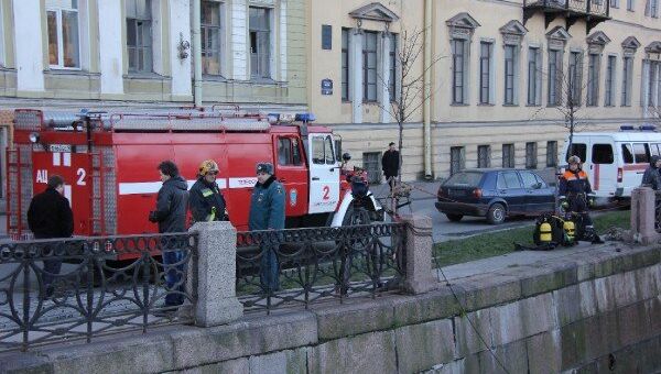 Спасатели поднимают автомобиль, упавший в Мойку в Петербурге. Фото с места события