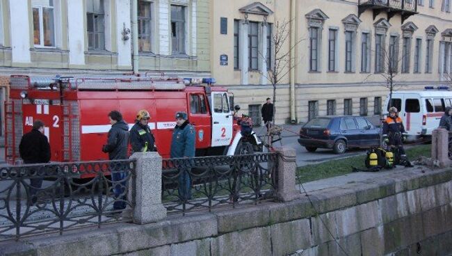 Спасатели поднимают автомобиль, упавший в Мойку в Петербурге. Фото с места события