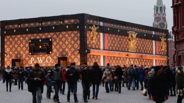 Павильон в виде чемодана Louis Vuitton на Красной площади, архивное фото