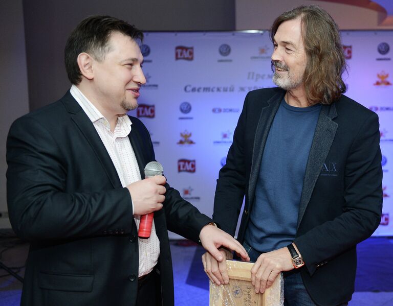 Гендиректор агентства коммуникаций Constellation Александр Изотов и художник Никас Сафронов на церемонии вручения Ежегодной премии Светский журналист года – 2013 Гендиректор агентства коммуникаций Constellation Александр Изотов и художник Никас Сафронов на церемонии вручения Ежегодной премии Светский журналист года – 2013