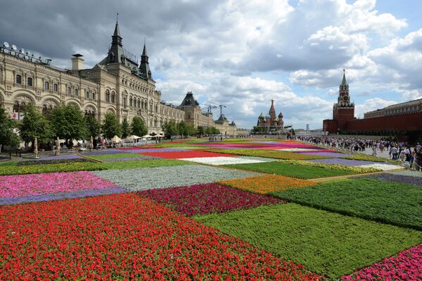 Красная площадь Москвы в праздничном убранстве, накануне открытия Фестиваля цветов