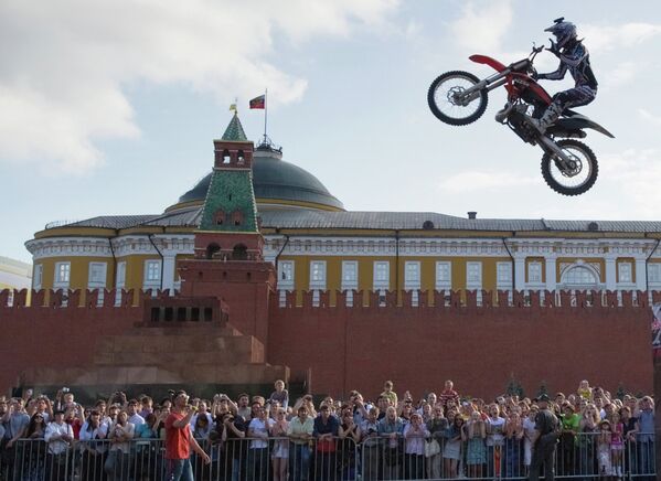 Шоу по фристайл-мотокроссу от компании Red Bull на Красной площади