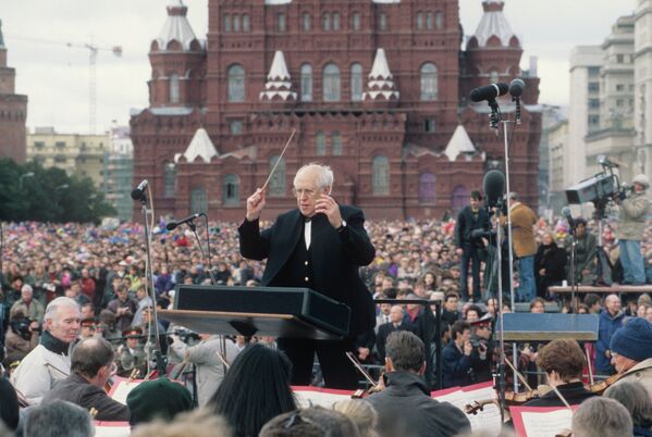 Дирижер М.Л. Ростропович с концертом на Красной площади в Москве