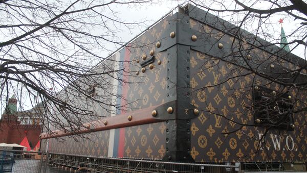 Сундук Louis Vuitton на Красной площади в Москве