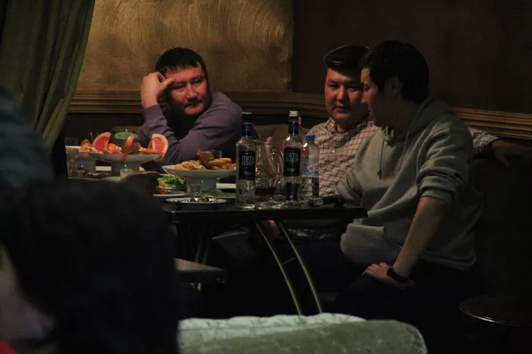 Приезжие из Киргизии приходят в свой ночной клуб отдохнуть от тяжелых будней Приезжие из Киргизии приходят в свой ночной клуб отдохнуть от тяжелых будней