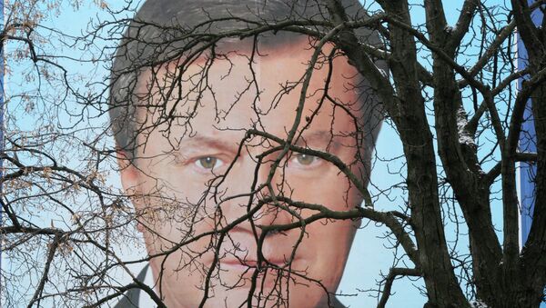 Плакат с изображением Виктора Януковича, архивное фото