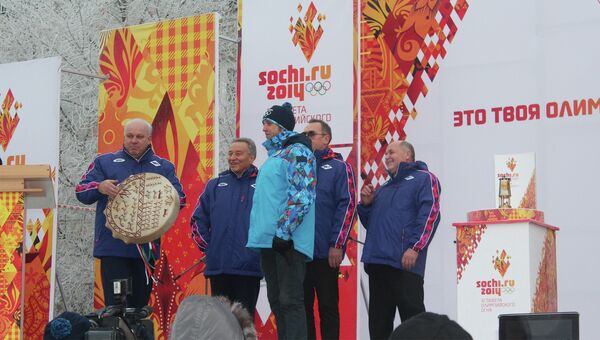 Глава Хакасии подарил олимпийским факелоносцам шаманский бубен. Событийное фото.