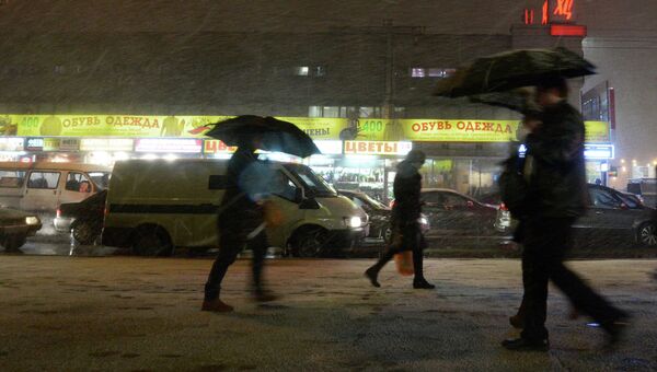 Прохожие во время снегопада в Москве. 27 ноября 2013