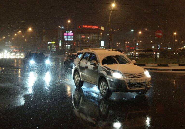 Автомобили на трассе во время снегопада в Москве