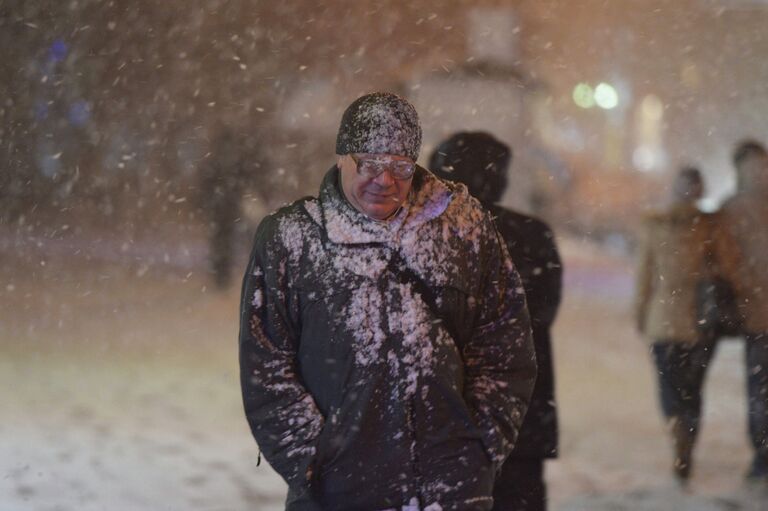 Прохожий во время снегопада в Москве