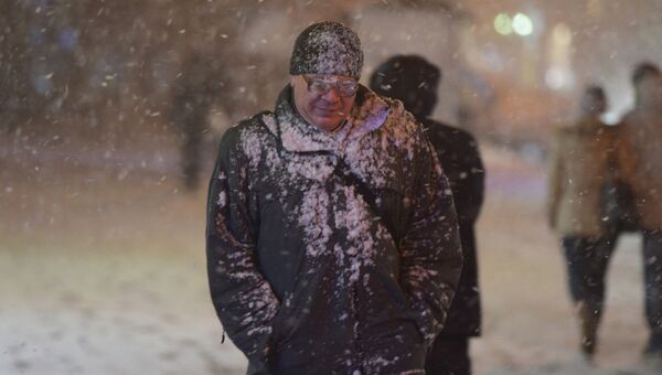 Прохожий во время снегопада в Москве, архивное фото
