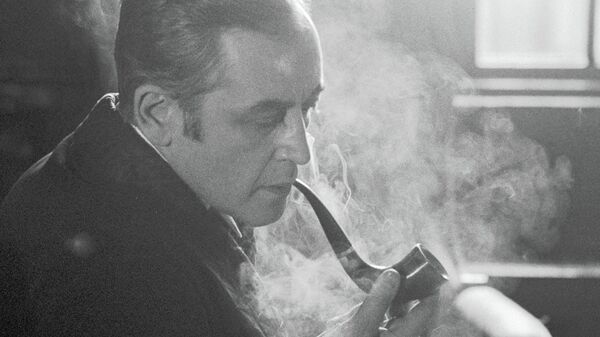 В советской экранизации Игоря Масленникова Приключения Шерлока Холмса и доктора Ватсона знаменитый сыщик курит трубку. В новой – Шерлок почти не курит