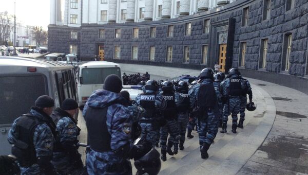 Полиция возле здания правительства Украины в Киеве