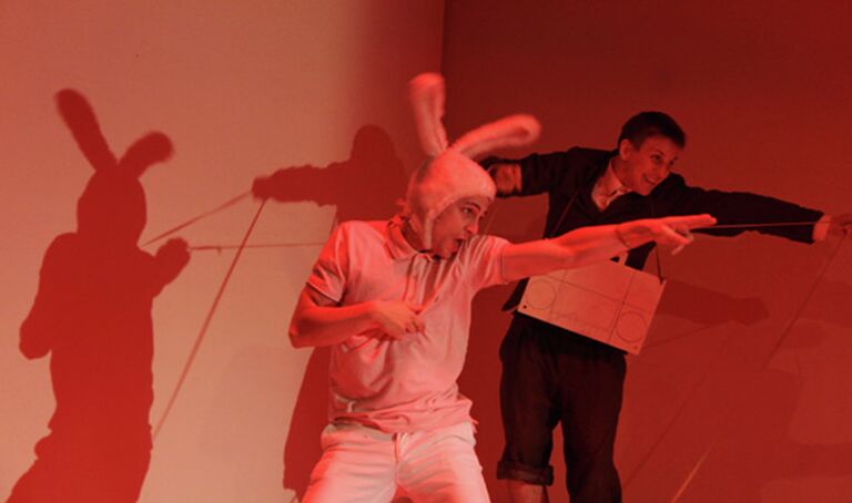 Сцена из спектакля Удивительное путешествие кролика Эдварда Сцена из спектакля Удивительное путешествие кролика Эдварда