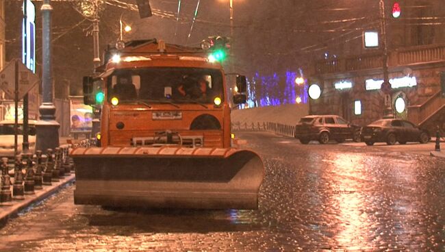 Гололед в Москве: бессонная ночь коммунальщиков и скользкое утро пешеходов