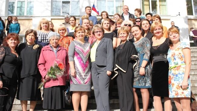 Педагогический коллектив средней школы №28 города Владивостока. Директор школы Светлана Соколова - в центре. Архивное фото