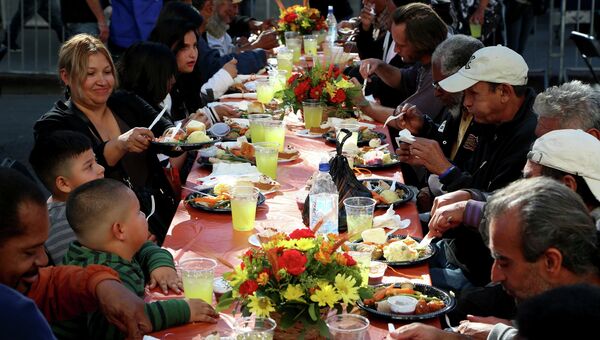 Праздничный обед для бездомных в день Благодарения в Лос-Анжелесе