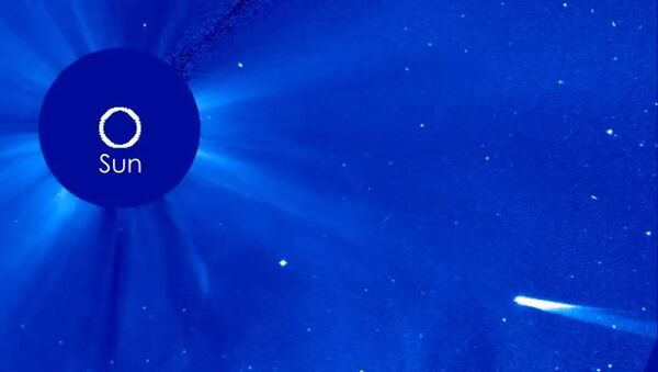 Одна из ярчайших комет десятилетия стремится к Солнцу. Кадры полета
