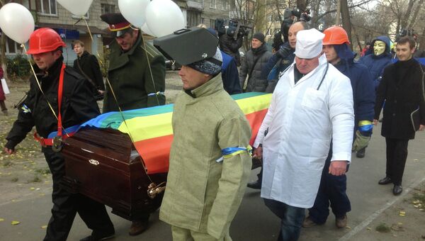 Противники евроинтеграции устроили в Киеве театрализованные похороны ассоциации с ЕС