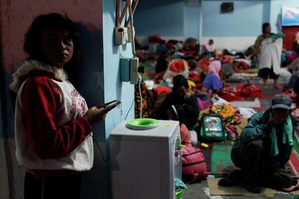 Люди в укрытии во время извержения вулкана в Индонезии