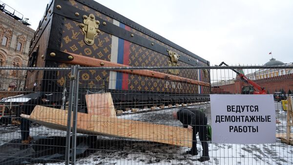 Демонтаж павильона-чемодана Louis Vuitton на Красной площади. Событийное фото