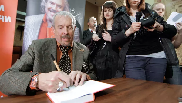 Музыкант Андрей Макаревич дает автограф на презентации своей новой книги Вначале был звук.