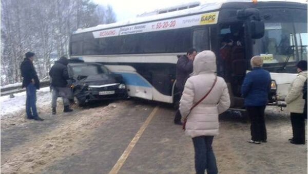 Пассажирский автобус столкнулся с Renault под Костромой 28.11.2013