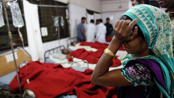 Больница, куда отправлены пострадавшие в результате взрыва самодельной бомбы в автобусе в городе Дакка (Бангладеш)