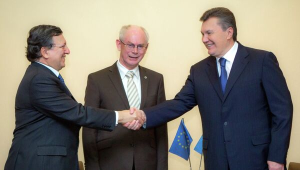 Жозе-Мануэл Баррозу, Херман ван Ромпей и Виктор Янукович на встрече в Вильнюсе