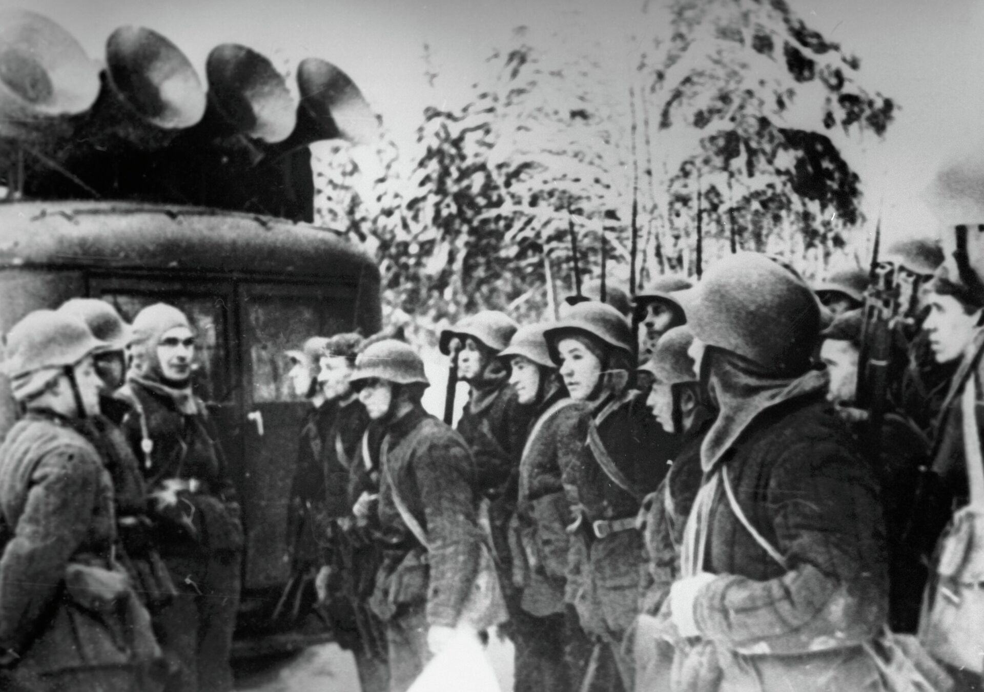 Бойцы Красной Армии слушают радио на привале - РИА Новости, 1920, 31.03.2021