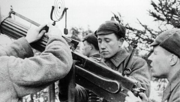 Бойцы Красной Армии готовят зенитный пулемёт к бою. Архивное фото