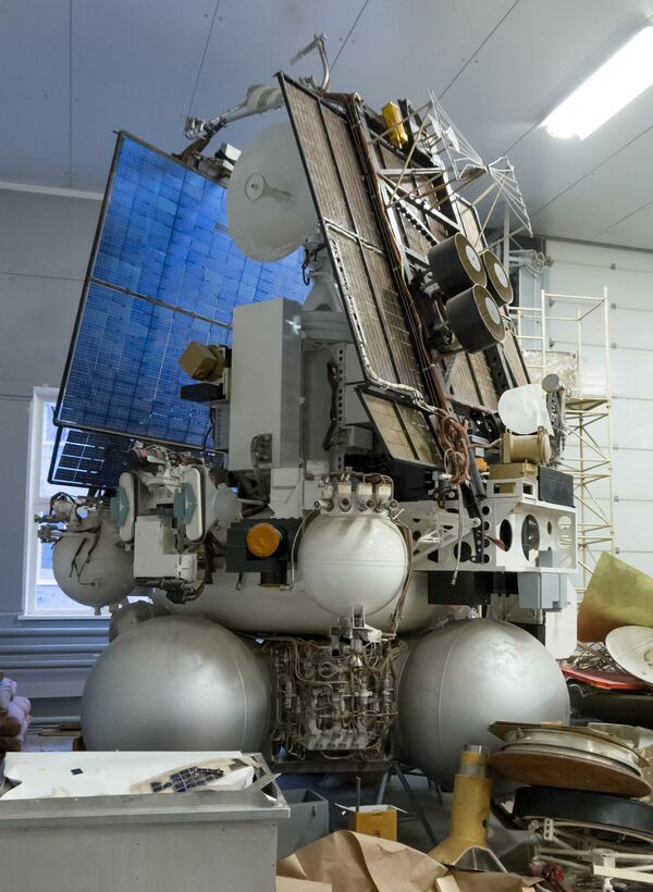 Автоматическая межпланетная станция серии Фобос в компоновке со сложенными солнечными батареями.