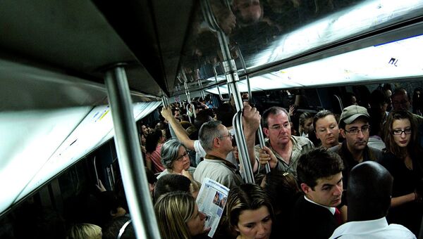 Пассажиры в метро, архивное фото