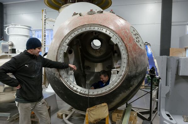 Сотрудники НПО им. С.А. Лавочкина ведут работы по восстановлению внутреннего облика спускаемого аппарата Восток-1, в котором совершал орбитальный полет и возвращение на Землю Юрий Гагарин.