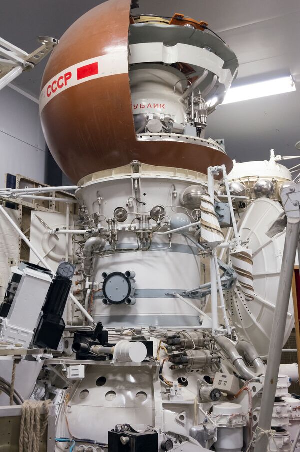 АМС серии ВеГа. Часть защитного кожуха спускаемого аппарата демонтирована для демонстрации конструкции. Слева на АМС виден блок приборов АСП-Г, с помощью которого была изучена комета Галлея.