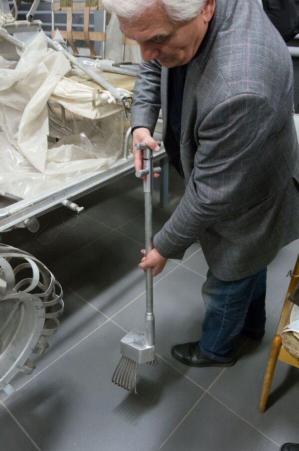Начальник Центра 83 НПО им. С.А. Лавочкина Руслан Комаев демонстрирует инструменты, созданные на основе тех, что использовали астронавты на Луне в ходе реализации программы NASA Apollo.