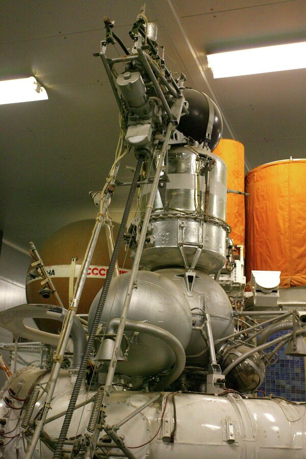 Возвращаемая ступень космического аппарата Луна-24. В верхней части виден механизм загрузки набранного в ходе бурения грунта в возвращаемую капсулу. Все три капсулы, вернувшиеся с Луны, хранятся в музее НПО им. С.А. Лавочкина и открыты для осмотра. На заднем плане комплекс телескопов космической астрофизической обсерватории Гранат.