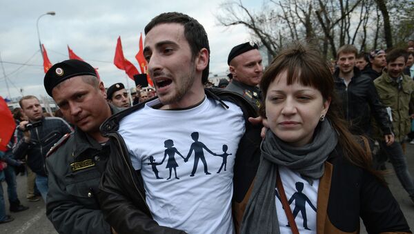 Сотрудники полиции задерживают православного активиста Дмитрия Энтео (Цорионова) на митинге оппозиции в Москве. Архивное фото.