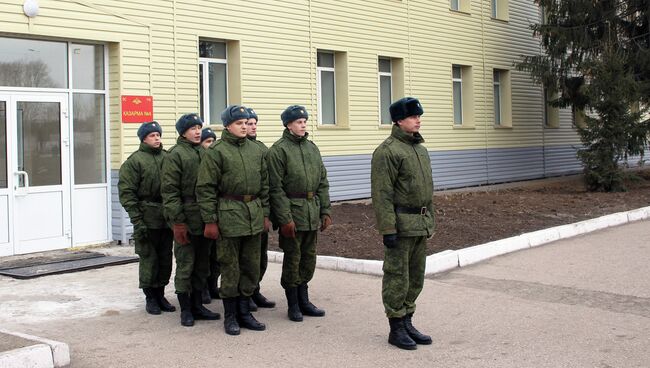 Военные Шиловского гарнизона у одной из отремонтированных казарм, событийное фото