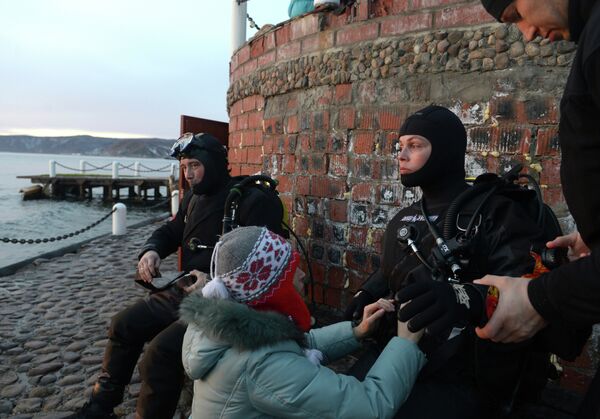 Телеведущая Екатерина Андреева во время подготовки к проведению этапа эстафеты Олимпийского огня на озере Байкал.