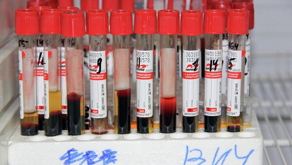 Ампулы с кровью. Клиенты томского центра Анти-СПИД сдали кровь на ВИЧ-инфекцию