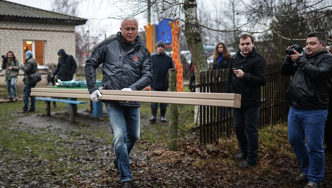 Банкир Александр Лебедев приступил к монтажу детской площадки в селе Поповка Чернского района Тульской области